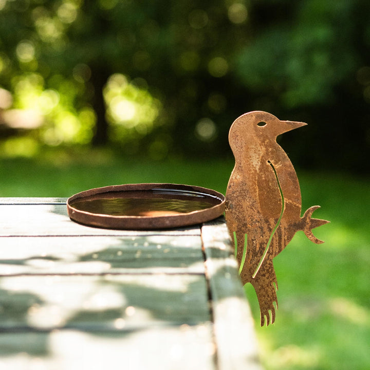 Vogeltränke aus Metall in Rostoptik – Gartendeko für Vögel