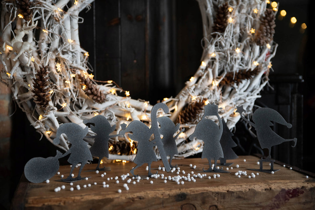 Weihnachtlicher Gnom aus Metall – dekorative Tischfigur
