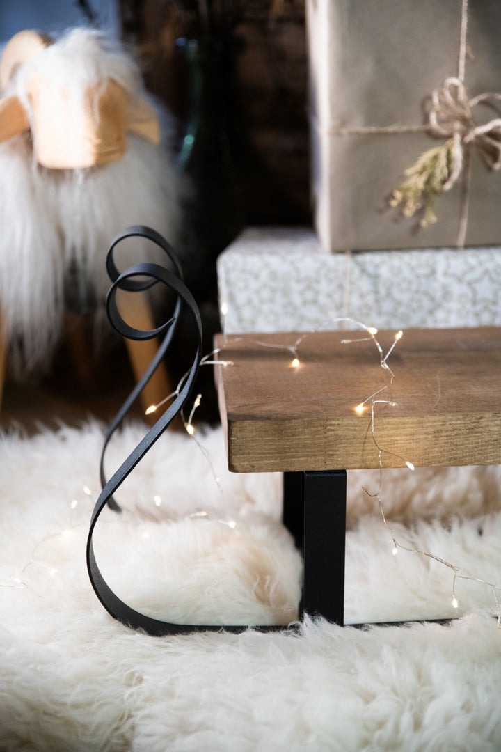 Dekorative Weihnachtsschlitten aus Metall und natürlichem Holz