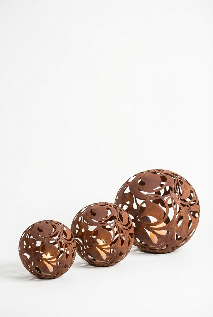 Gartenkugel "Florales Ornament" – Rost-Deko aus Stahl mit Blattmuster