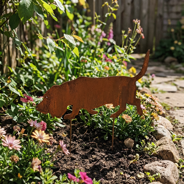 Hund Gartenstecker aus Metall – Gartendeko in Rostoptik